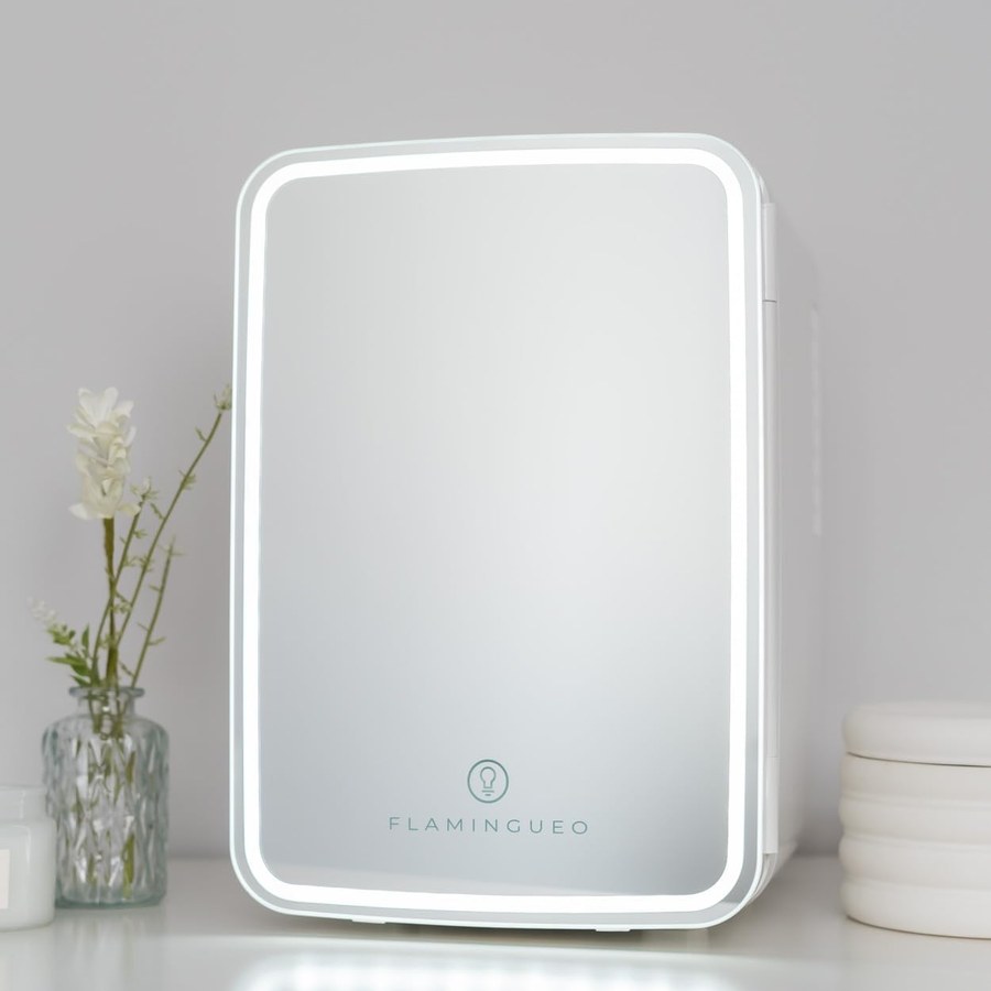 Mini frigorífico Flamingueo 10L con espejo y luz LED sobre mesa